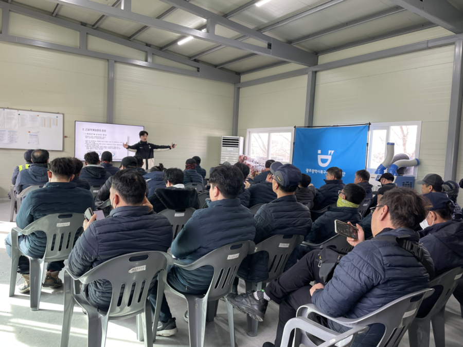 ▲ 환경직 근로자 상해 예방 체력 증진 프로그램 운영ⓒ광주북구시설관리공단 제공