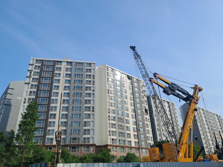 ▲ 지난해 6월 7일 오전 경기 용인시 기흥구 인덕원~동탄 복선전철 제10공구 공사 현장에서 무게 70t, 높이 44m의 천공기가 아파트 쪽으로 쓰러진 사고 수습을 위해 대형 크레인이 철거 작업을 진행하고 있다. ⓒ뉴시스