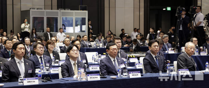 ▲ 4일(현지 시간) 마닐라 한 호텔에서 열린 한-필리핀 비즈니스 포럼에서 참석자들이 자리하고 있다.왼쪽부터 정기선 HD현대 회장, 김정관 산업통상부 장관, 신동빈 롯데그룹 회장, 배경훈 부총리 겸 과학기술정보통신부 장관, 류진 한국경제인협회장.ⓒ뉴시스