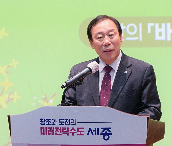 ▲ 최민호 세종시장이 4일 시청 여민실에서 열린 3월 직원 소통의 날 행사에서 공직자가 지녀야 할 내면의 가치로 '디그너티(Dignity·품격)'를 강조하고 있다.ⓒ세종시