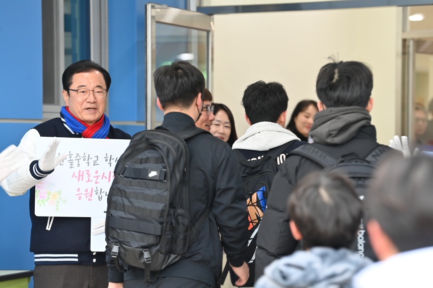 ▲ 이현재 하남시장이 3일 한홀중학교를 찾아 등교하는 신입생들을 직접 맞이하고 있다 ⓒ하남시 제공