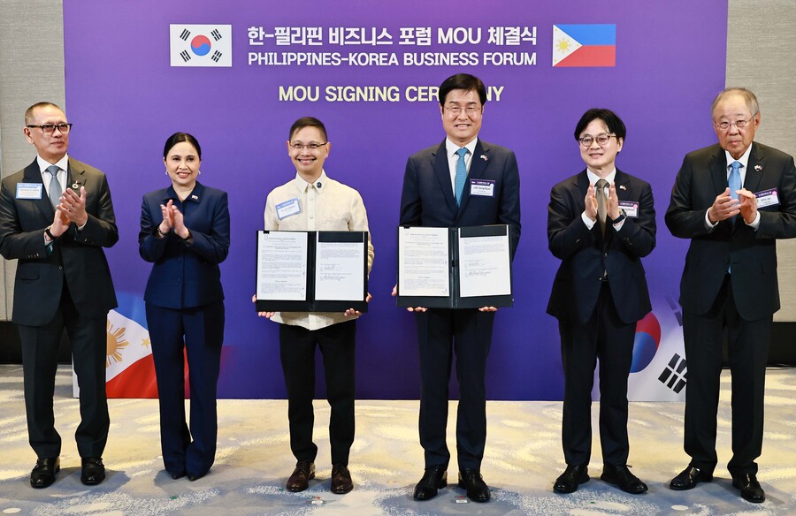 ▲ 김정관(오른쪽 두번째) 산업통상부 장관이 4일(현지 시간) 필리핀 마닐라 콘래드호텔에서 열린 한-필리핀 비즈니스 포럼 계기 업무협약 체결식에서 기념촬영을 하고 있다. (사진= 산업통상부 제공) 2026.03.04.  ⓒ뉴시스