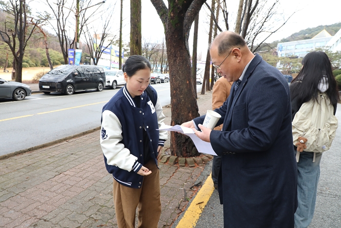 ▲ 박용석 충북보건과학대 총장이 신입생들에게 환영 인사를 건네고 있다. ⓒ충북보과대