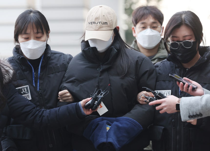 ▲ 서울 강북구 수유동 모텔에서 남성 2명을 숨지게 한 혐의를 받는 20대 여성 A씨가 지난 12일 서울북부지법에서 영장실질심사를 받기 위해 출석하고 있다. ⓒ연합뉴스