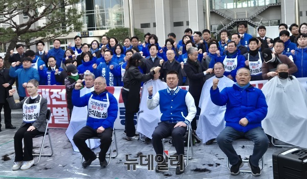 ▲ 4일 민주당 대전시당은 대전시청 북문 앞에서 결의대회를 열고 삭발식을 진행했다.ⓒ김경태기자
