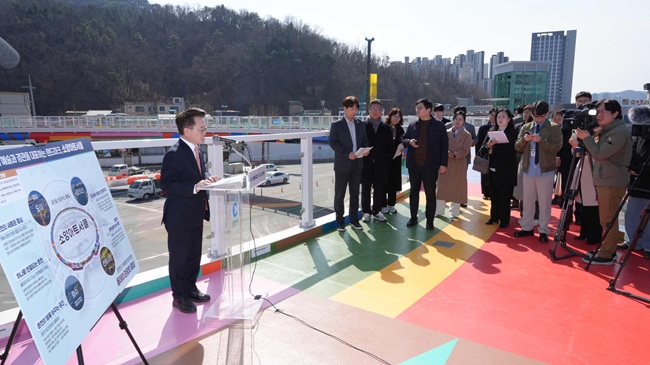 ▲ 육동한 춘천시장이 4일 '소양아트서클' 현장에서 언론 브리핑을 열고 관광명소화 종합계획을 발표했다. ⓒ춘천시