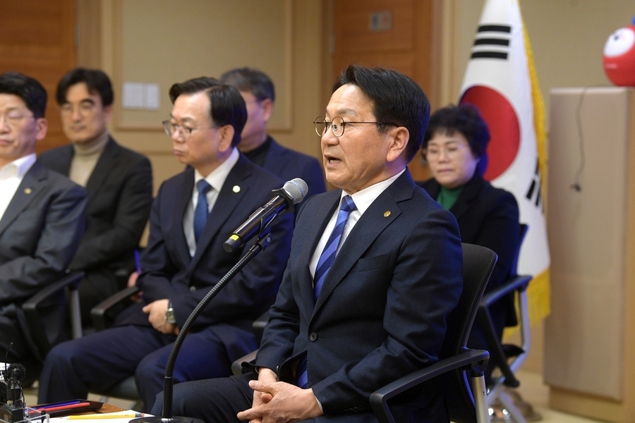 ▲ 강기정 광주광역시장이 4일 시청 비즈니스룸에서 '전남광주통합특별시 설치를 위한 특별법’ 국회 통과에 따른 통합특별시 출범 준비 관련 기자회견을 열고 있다.ⓒ광주광역시 제공