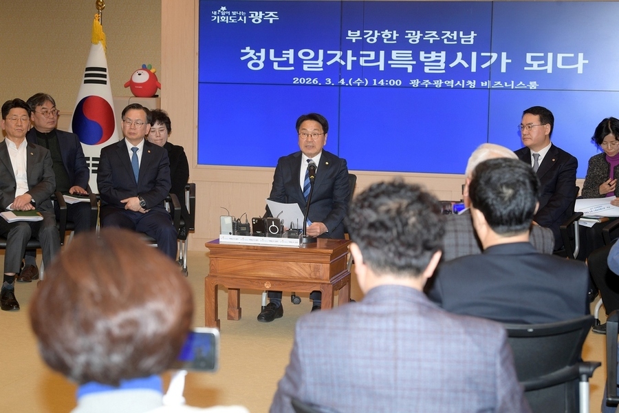 ▲ 강기정 광주광역시장이 4일 시청 비즈니스룸에서 '전남광주통합특별시 설치를 위한 특별법’ 국회 통과에 따른 통합특별시 출범 준비 관련 기자회견을 열고, 주 청사 및 공공기관 이전에 대한 입장을 밝히고 있다.ⓒ광주광역시 제공