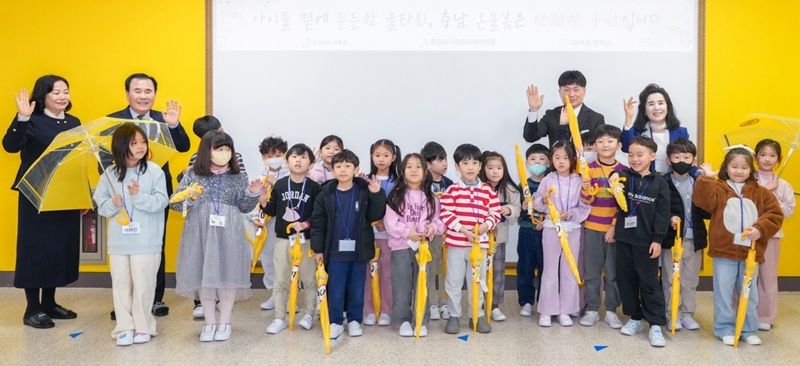 ▲ 김지철 충남교육감과 학교관계자들이 4일 당진 대덕초등학교를 방문해 2026학년도 신학기 '충남 온돌봄' 운영을 점검하고 있다.ⓒ충남교육청