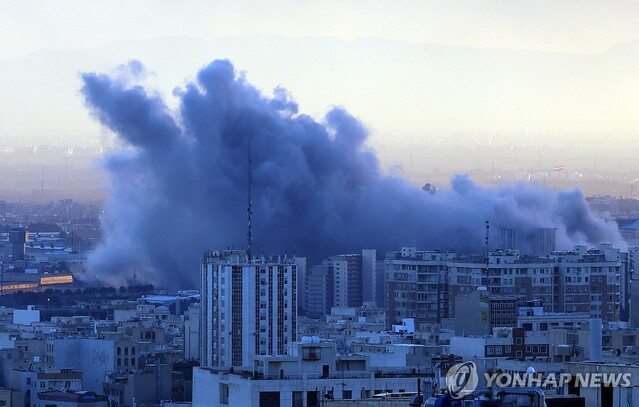 ▲ 연기가 피어오르는 이란의 테헤란 시내. 출처=EPAⓒ연합뉴스