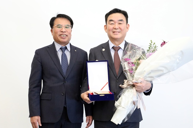 ▲ 사진 왼쪽부터 남한규 경영지원본부장, 최철규 대표이사 직무대행. ⓒ강원랜드