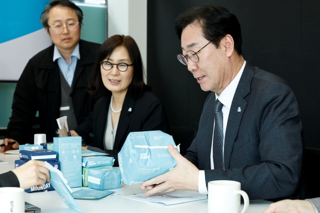 ▲ 정명근 시장이 '(가칭) 코리요 생리대' 시제품을 살펴보고 있다ⓒ화성시 제공