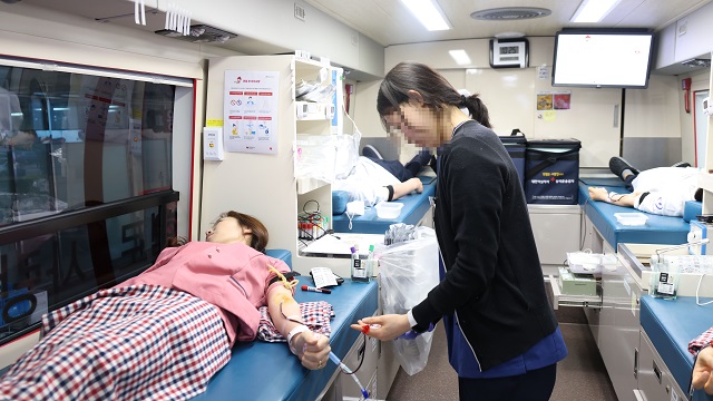 ▲ 세명기독병원 직원들이 지난달 27일 ‘사랑 나눔 헌혈 캠페인’에 참여해 헌혈하고 있다.ⓒ세명기독병원