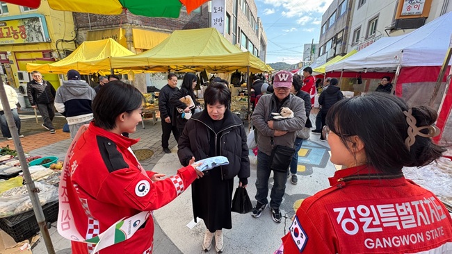 ▲ 동부지방산림청이 4일 제 1회 산불조심주간을 맞아 강원특별자치도 산불방지센터, 양양군과 함께 관내 양양 전통시장을 방문해 산불 예방 캠페인을 실시했다. ⓒ동부지방산림청