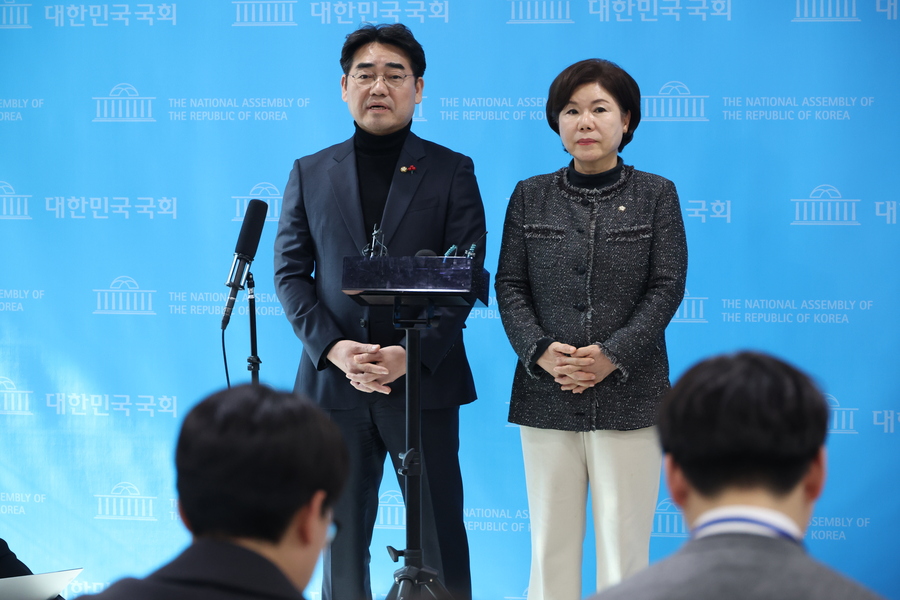 ▲ 국민의힘 소장파 모임 '대안과 미래' 간사인 이성권 의원과 조은희 의원이 4일 오후 서울 여의도 국회 소통관에서 장동혁 대표, 송언석 원내대표 면담 결과를 브리핑 하고 있다. ⓒ뉴시스