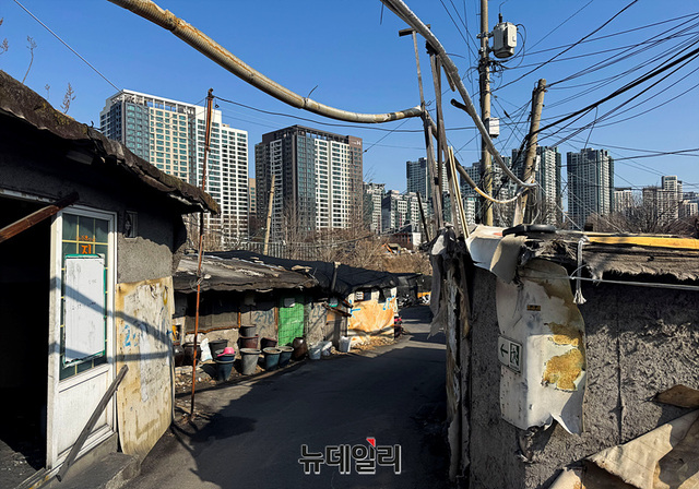▲ 4일 서울 강남구 개포동 일대 고층 아파트 옆에 자리한 구룡마을 전경. ⓒ임찬웅 기자