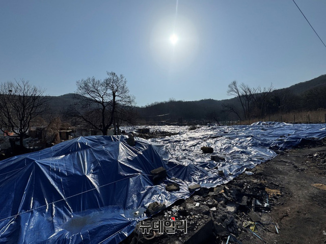 ▲ 화재로 소실된 후 방수포로 덮여 있는 구룡마을 6지구. ⓒ임찬웅 기자