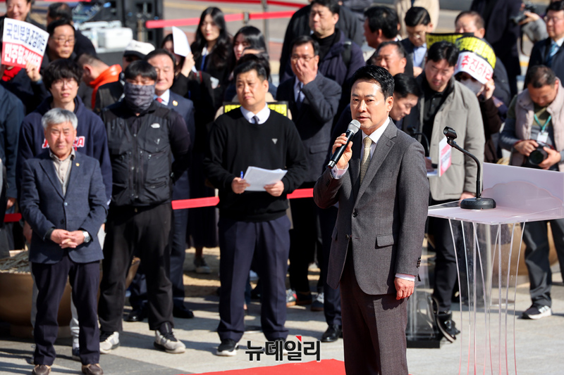 ▲ 장동혁 국민의힘 대표가 4일 국회 본관 앞 계단에서 열린 '대구경북행정통합특별법 통과 촉구 대구·경북 결의대회'에 참석해 발언을 하고 있다. ⓒ이종현 기자