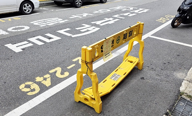 ▲ 거주자우선주차구역 내 불법 적치물 모습. ⓒ수원도시공사 제공