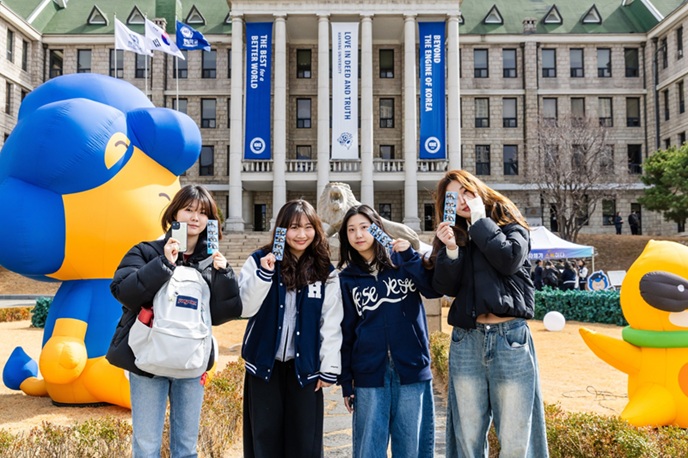 ▲ '한양네컷' 사진을 들고 사진 찍는 학생들.ⓒ한양대