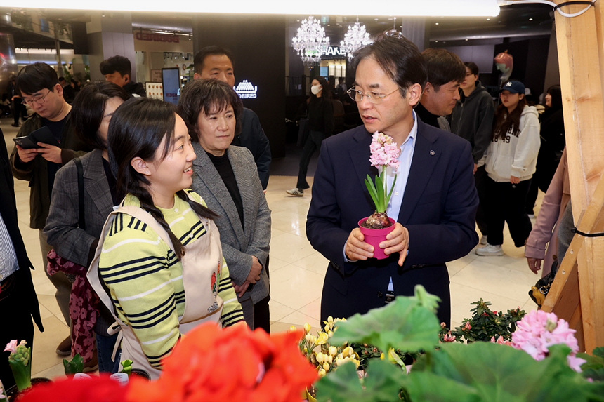 ▲ 이동환 고양시장이 고양 화훼농가 돕기 플라워 팝업스토어 현장을 방문했다 ⓒ고양특례시 제공