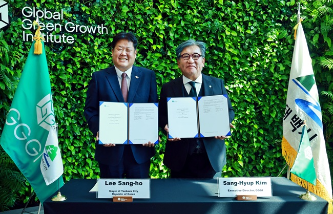 ▲ 태백시가 4일 글로벌녹색성장기구와 '무탄소 청정에너지 도시 실현을 위한 업무협약(MOU)을 체결했다. ⓒ태백시
