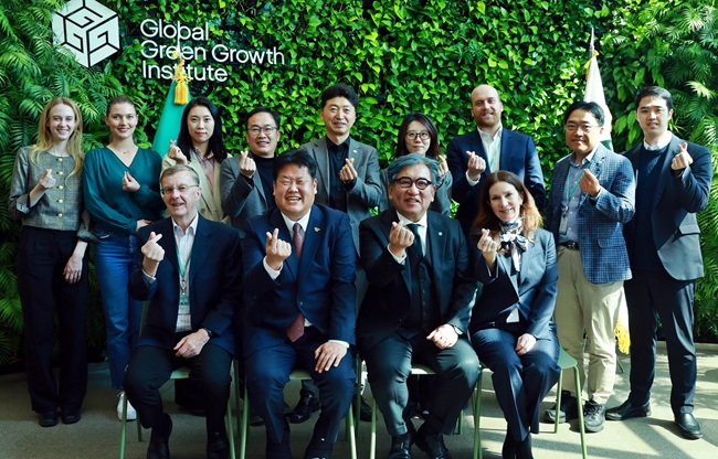 ▲ 태백시가 4일 글로벌녹색성장기구와 '무탄소 청정에너지 도시 실현을 위한 업무협약(MOU)을 체결했다. ⓒ태백시