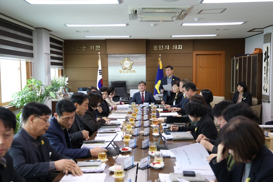 ▲ 청도군의회는 4일 의장실에서 의원 정례간담회를 열고 지역 발전 방향을 두고 심도 있는 논의를 진행했다.ⓒ청도군의회