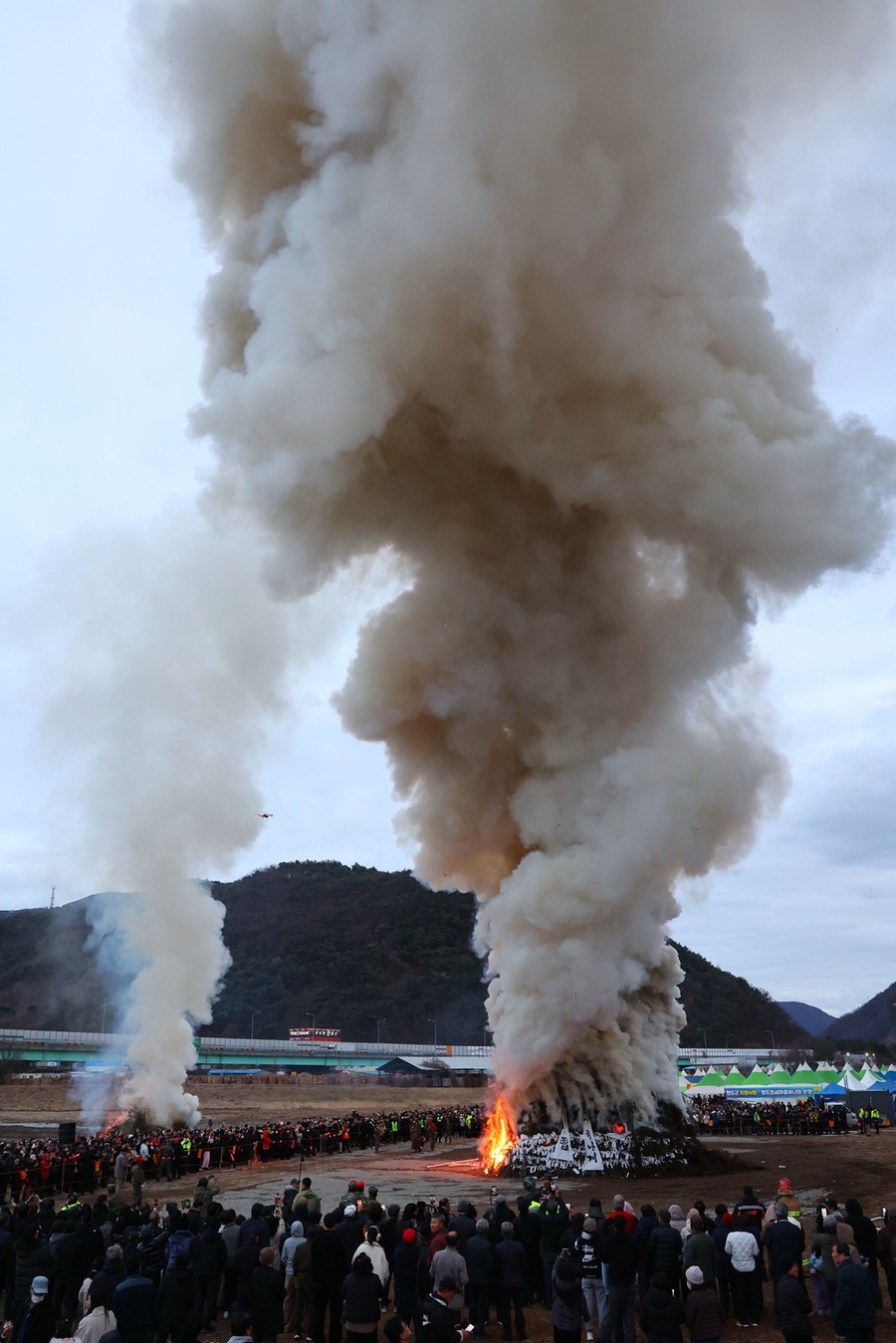 ▲ 청도군은 지난 3일 전국 최대 규모 달집태우기 위상에 걸맞게 개최한 ‘2026 정월대보름민속한마당’을 성황리에 마무리했다.ⓒ청도군