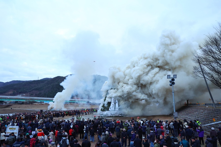 ▲ 이번 행사에는 1만5000명의 군민과 관광객이 몰려 정월대보름의 의미를 함께 나눴다.ⓒ청도군