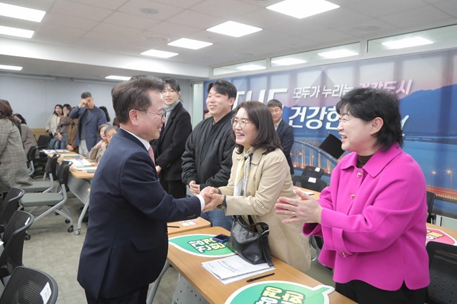 ▲ 강원 춘천시(시장 육동한)가 4일 시청 다목적회의실에서 THE 건강한 춘천 비전공유회를 열고 추진전략을 발표했다. ⓒ춘천시