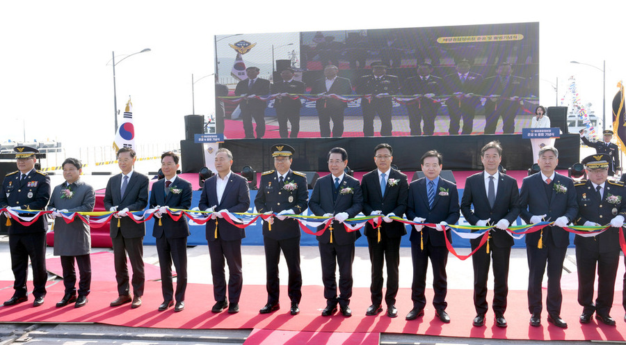 ▲ 김영록 전라남도지사가 지난 4일 목포 신항만 인근에서 열린 해양경찰 정비창 준공 및 출범식에서 내빈들과 테이프커팅을 하고 있다.ⓒ전라남도 제공