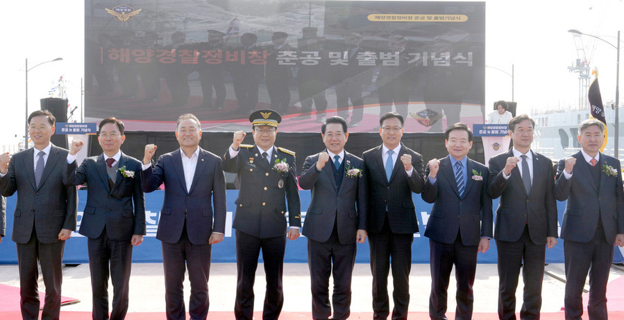▲ 김영록 전라남도지사가 지난 4일 목포 신항만 인근에서 열린 해양경찰 정비창 준공 및 출범식에서 내빈들과 기념촬영을 하고 있다.ⓒ전라남도 제공