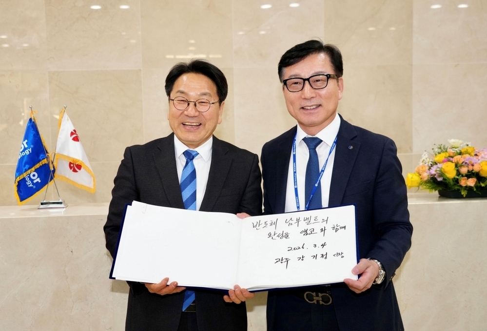 ▲ 강기정 광주광역시장이 지난 4일 북구 대촌동 앰코테크놀로지코리아 광주사업장을 찾아 이진안 앰코코리아 대표이사와 기념촬영을 하고 있다.ⓒ광주광역시 제공