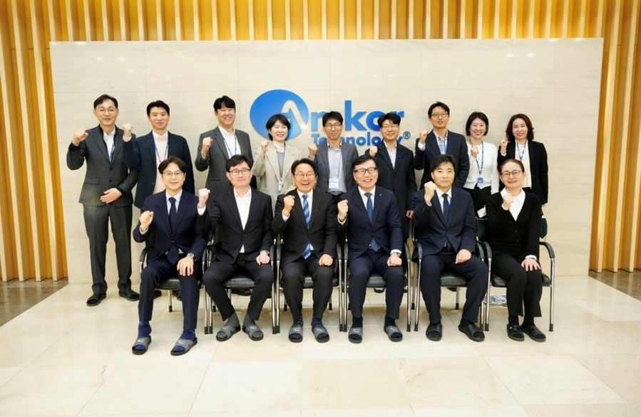 ▲ 강기정 광주광역시장이 지난 4일 북구 대촌동 앰코테크놀로지코리아 광주사업장을 찾아 이진안 앰코코리아 대표이사를 비롯한 기업 관계자들과 기념촬영을 하고 있다.ⓒ광주광역시 제공