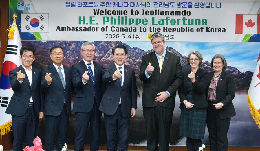 ▲ 김영록 전라남도지사가 지난 4일 도청 접견실에서 전남도청을 내방한 필립 라포르튠 주한 캐나다대사와 기념촬영을 하고 있다.ⓒ전라남도 제공