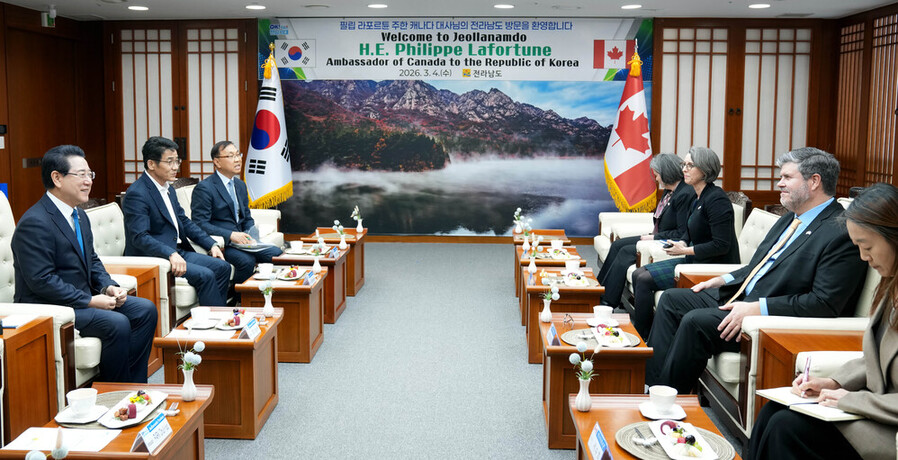 ▲ 김영록 전라남도지사가 지난 4일 도청 접견실에서 전남도청을 내방 한 필립 라포르튠 주한 캐나다대사와 전남-캐나다 간 협력 증진을 위한 논의를 하고 있다.ⓒ전라남도 제공