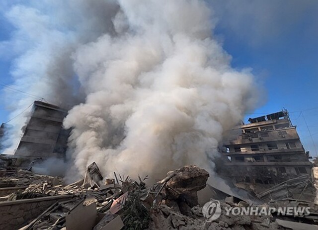 ▲ 지난 3일 이스라엘군의 공습으로 부서진 레바논 베이루트 외곽 건물에서 연기가 치솟고 있다. 출처=APⓒ연합뉴스
