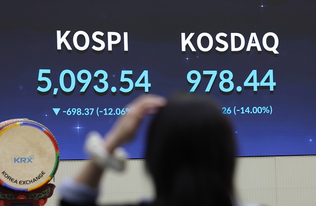 ▲ 국내 증시가 급락한 지난 4일 오후 서울 여의도 한국거래소 홍보관 전광판에 코스피와 코스닥 지수가 표시되고 있다. ⓒ뉴시스