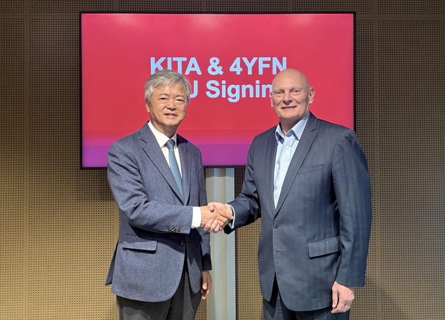 ▲ 이인호 한국무역협회상근부회장과 존 호프만 GSMA 대표.ⓒ무역협회