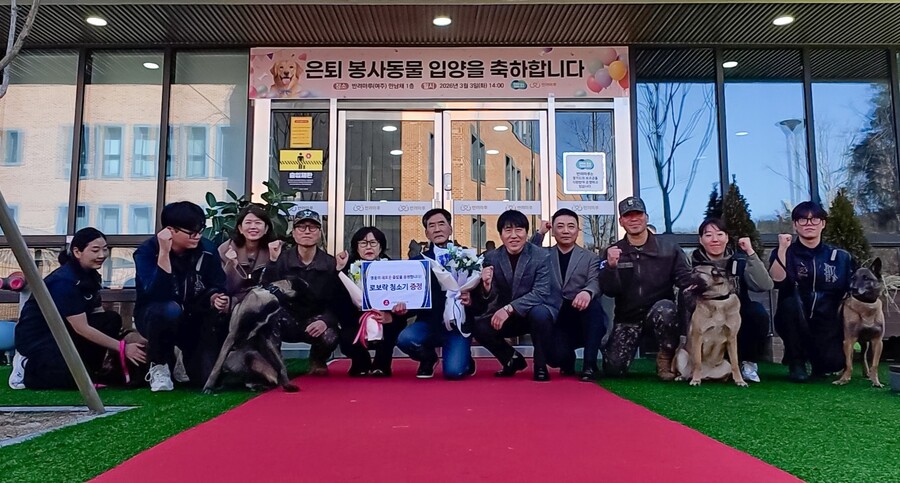 ▲ 로보락이 은퇴 봉사동물 입양 가정에 로봇청소기 신제품을 지원했다. ⓒ로보락