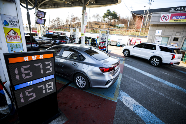 ▲ 미국과 이란의 무력충돌 속에 이란이 호르무즈 해협을 봉쇄하면서 국제 유가가 급등하고 있는 가운데 4일 서울시내 한 주유소를 찾은 시민들이 주유를 하고 있다 .2026.03.04.  ⓒ뉴시스