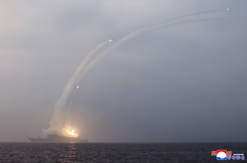 ▲ 북한 김정은이 지난 3~4일 남포조선소에 있는 구축함 '최현호'에 올라 