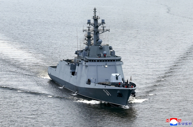 ▲ 북한 김정은이 지난 3~4일 남포조선소에 있는 구축함 '최현호'에 올라 