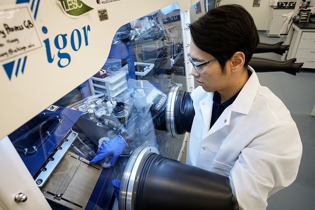 ▲ LG에너지솔루션에서 운영하는 FRL에서 연구원이 전고체 배터리를 연구하고 있다.ⓒLG에너지솔루션