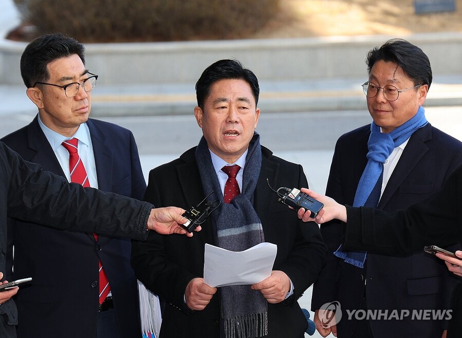 ▲ 김규환 전 미래통합당 의원이 통일교 관련 정교유착 의혹 수사를 받기 위해 지난달 25일 서울 서초구 서울고검으로 출석하면서 취재진 질의에 답하고 있다. ⓒ연합뉴스