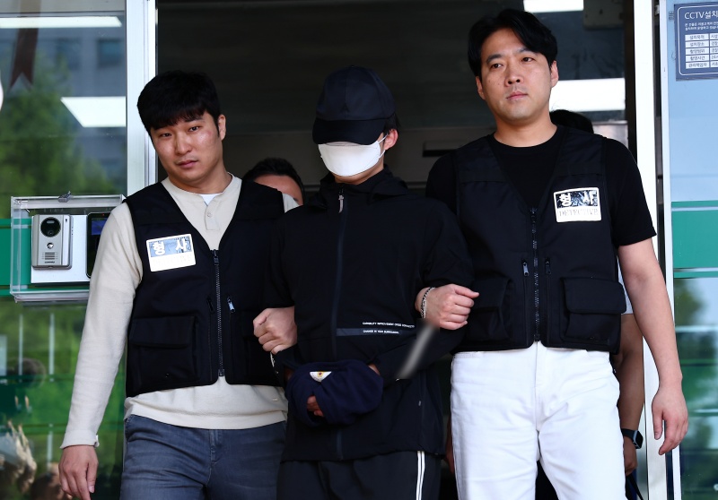 ▲ 강남역 인근에서 여자친구를 흉기로 살해한 의대생 최모씨가 지난해 5월 14일 서울 서초구 서초경찰서에서 서울중앙지검으로 송치되고 있다. ⓒ뉴시스