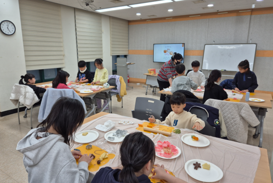 ▲ 2025년 일곡도서관 초등생 독후활동 (찰흙 만들기) 운영ⓒ광주광역시 북구청 제공