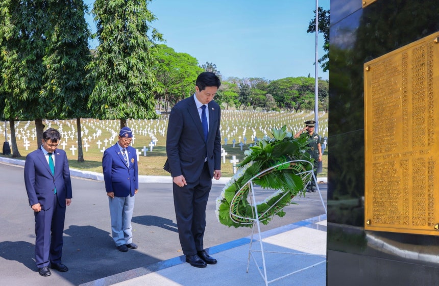 ▲ 한국전 참전 기념비를 찾은 정기선 HD현대 회장. ⓒHD현대