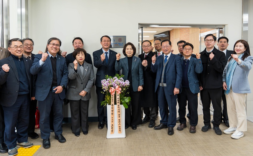 ▲ 지난달 19일 제주대 산학협력관에서 열린 동덕여대-제주대 공유캠퍼스 현판식에서 주요 참석자들이 기념 촬영을 하고 있다.ⓒ동덕여대